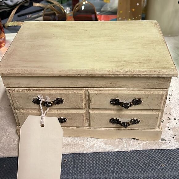 Antiqued Cream Butterfly Musical Box - Picture 4 of 4